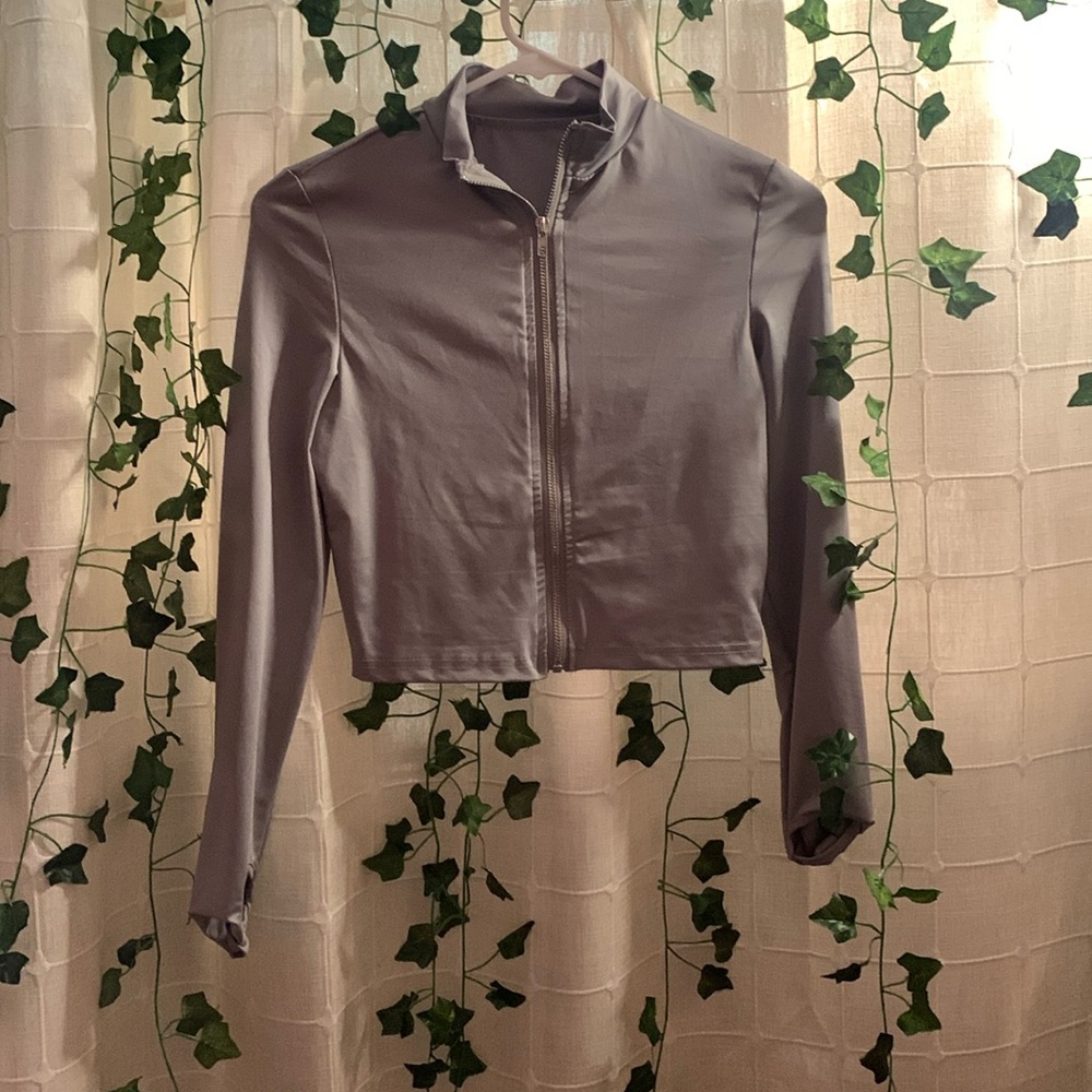 i’m selling my zipp up jacket.